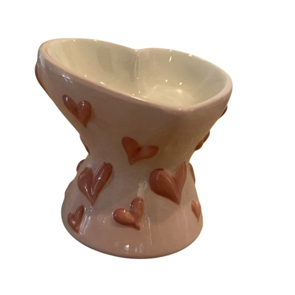 petal & Pearl Elevate Ceramic Cat Feather‎ Pink Embossed Hearts